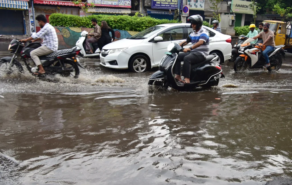 1097554-ssr3330Two women die in Tamil Nadu building collapse in Cuddalore amid heavy rainfall and low-pressure system over Bay of Bengal, October 2025.