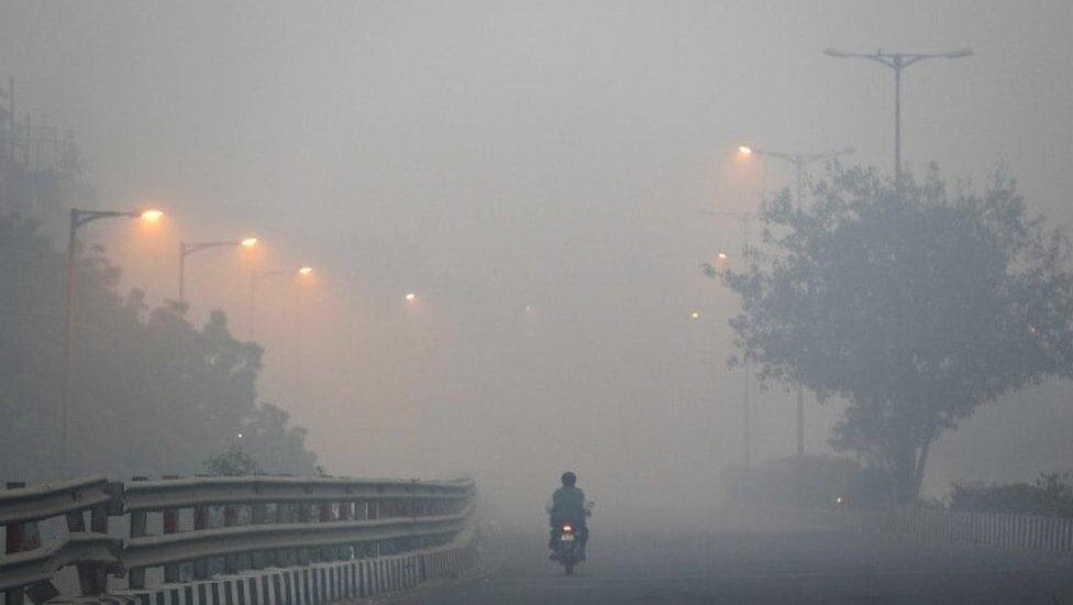 Delhi Smog After Diwali Fireworks: 34 of 37 Areas in Red Zone, AQI at 347
