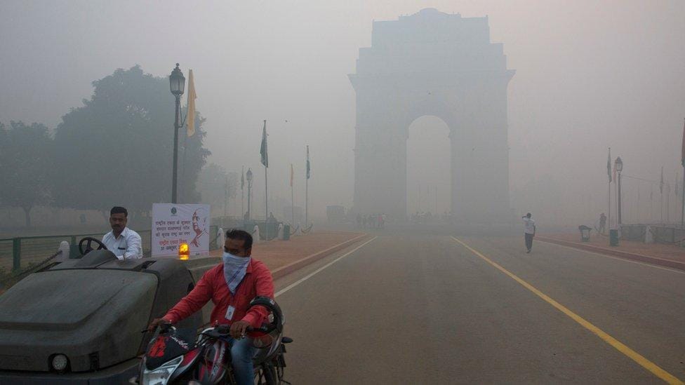 Smog Covers Delhi After Diwali Fireworks; 34 of 37 Areas in ‘Red Zone’ as AQI Hits 347