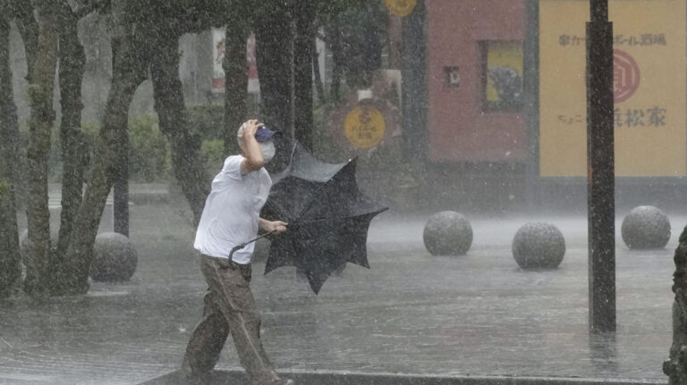 Andhra Pradesh Cyclone Montha alert: Heavy rains and strong winds expected Oct 27–29; state on high alert, govt deploys IAS officers and relief teams — 2025.