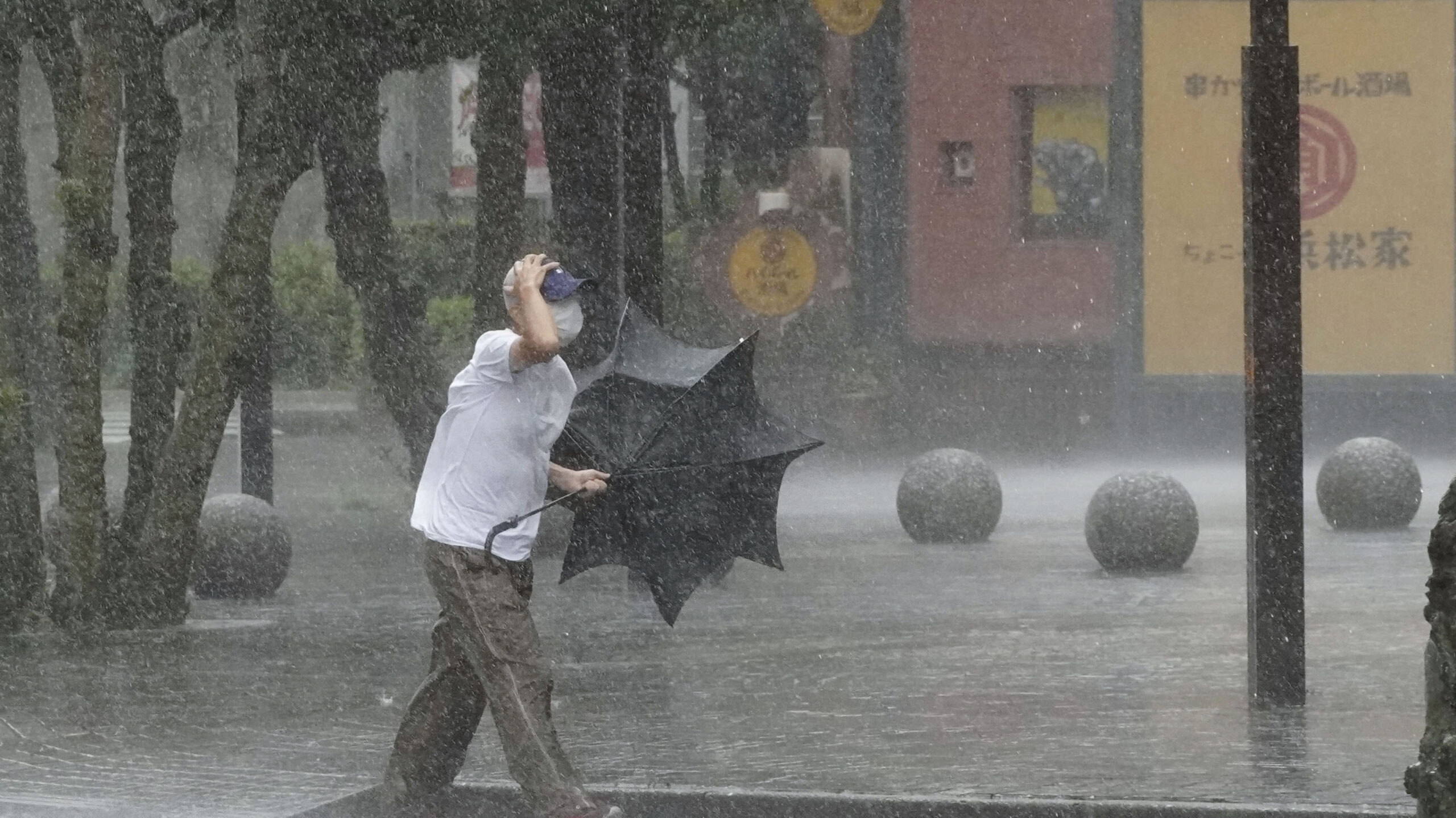 Andhra Pradesh Cyclone Montha alert: Heavy rains and strong winds expected Oct 27–29; state on high alert, govt deploys IAS officers and relief teams — 2025.