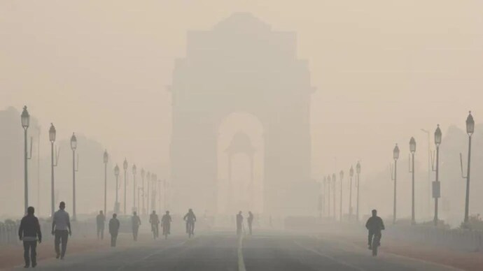 Toxic Haze Blankets Delhi for Second Day After Diwali; Air Quality Remains ‘Very Poor’